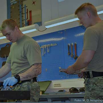Billedet viser to  af Forsvarets medarbejdere i et sløjdlokale.
