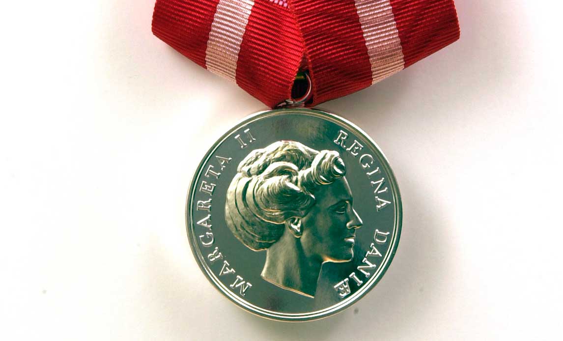 Billedet viser Fortjenstmedaljen i sølv, som bliver tildelt af Kongehuset.