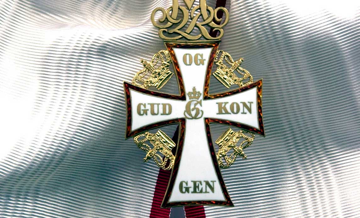 Billedet viser et storkors af Dannebrogordnen, som bliver tildelt af Kongehuset.