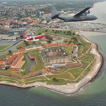 Billedet viser nogle af Forsvarets fly, som flyver over Kronborg på Flyvevåbnets fødselsdag.