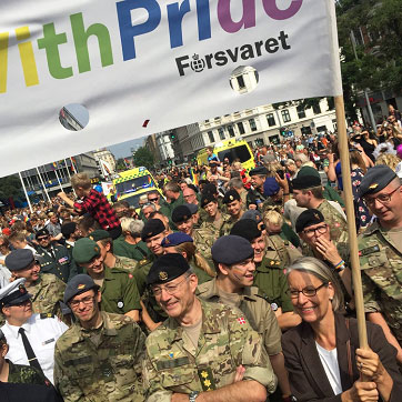 Billedet forestiller en masse af Forsvarets ansatte til Pride parade.