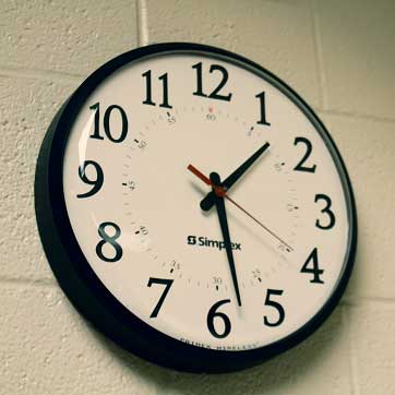 Billedet viser et ur, som hænger på væggen.